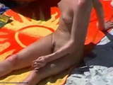 Nøgen kvinde på stranden