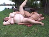 Fedtmule nyder sex i parken